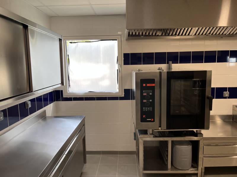 Vente et installation d'un four mixte dans un restaurant